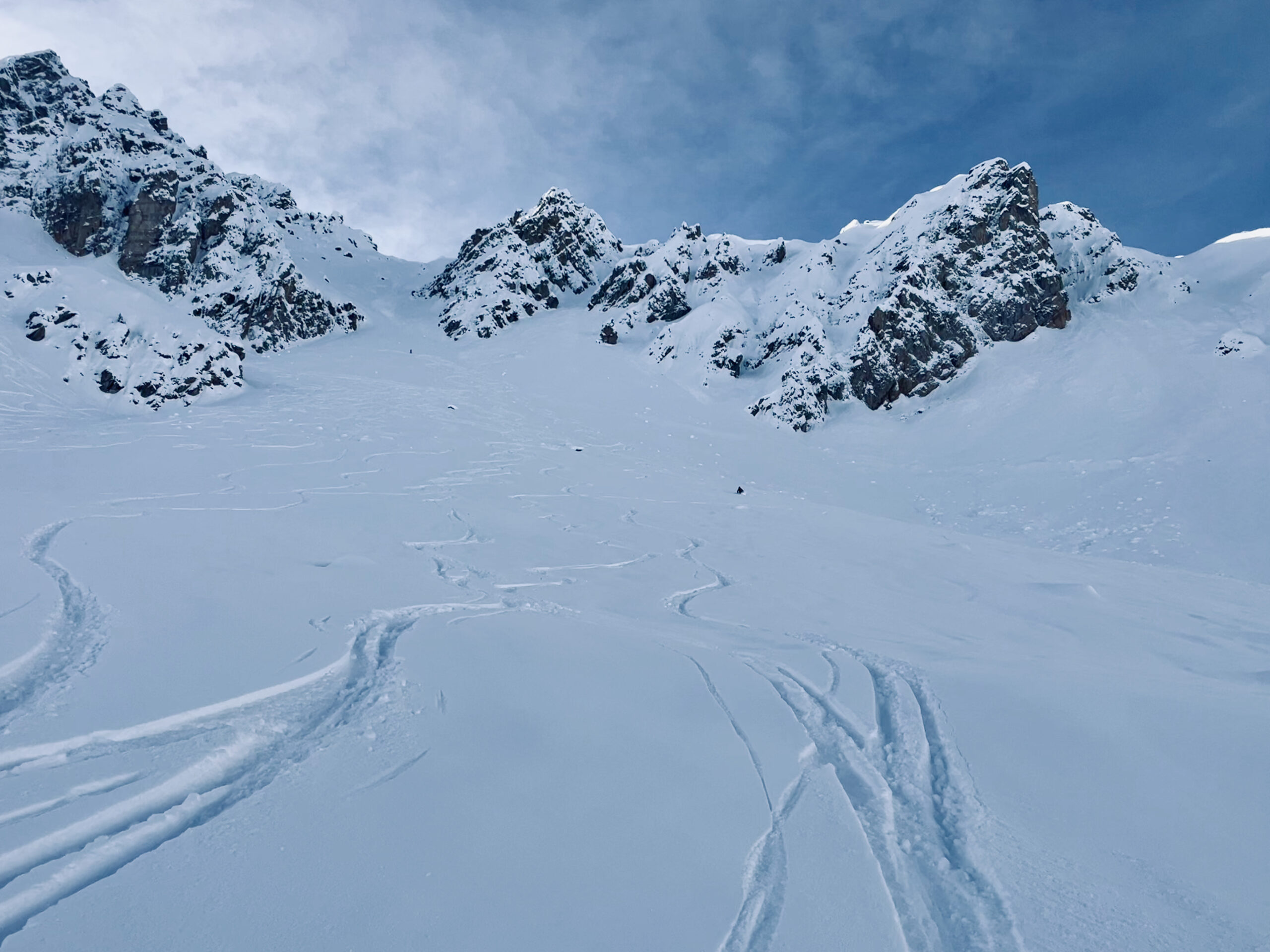 Looking back up at the line - note that whilst the line is only just over 30 degrees, the connected terrain above is definitely in the avalanche sweet spot - so be away of potential natural departures or rider triggered activity. 
⛷️: Goodshitskier