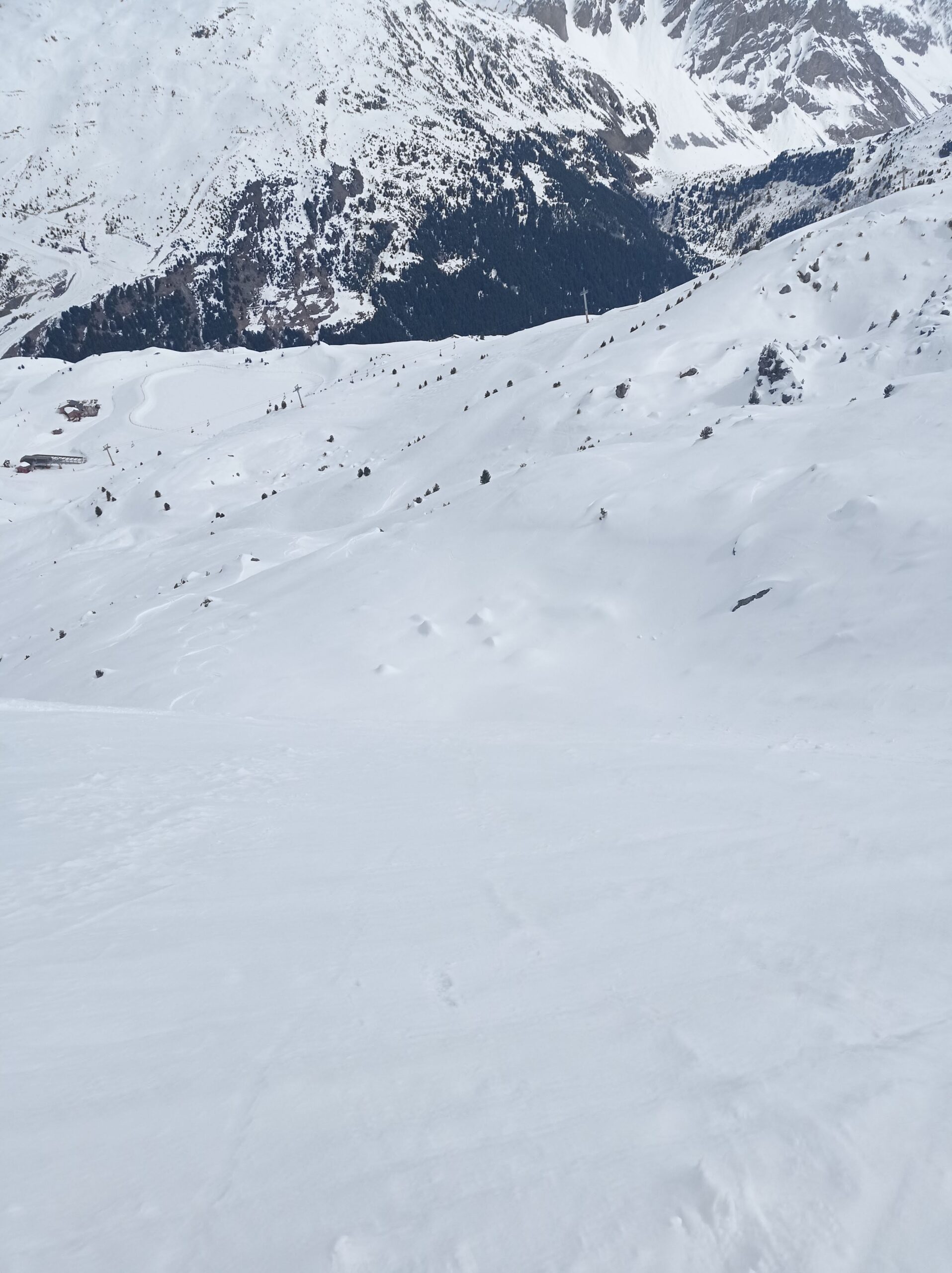 Looking down the line to the bottom of the Roc de Tougne chairlift (with the lake on the right). FreeRide-tastic.