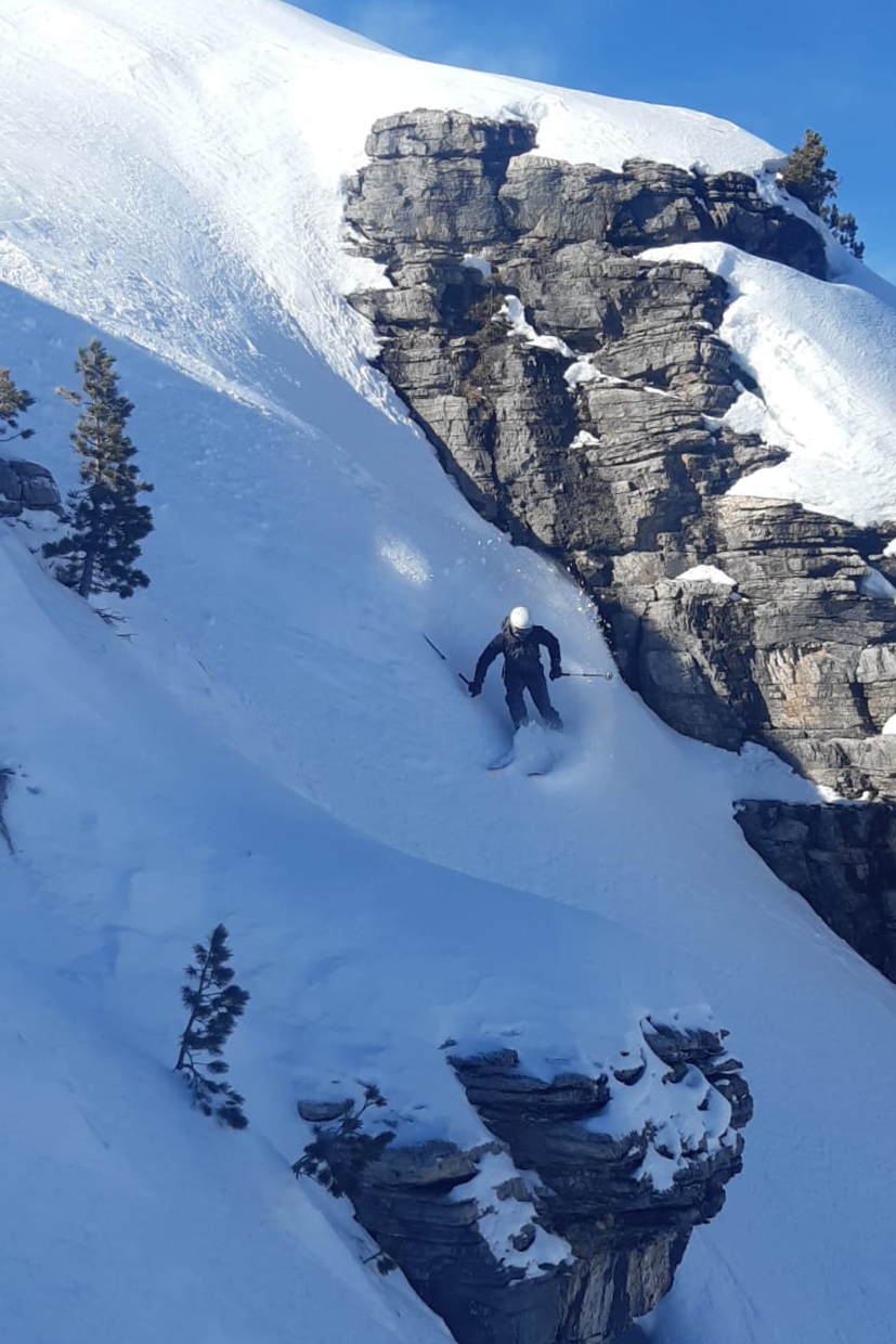 Dropping in.
📷 Goodshitskier.