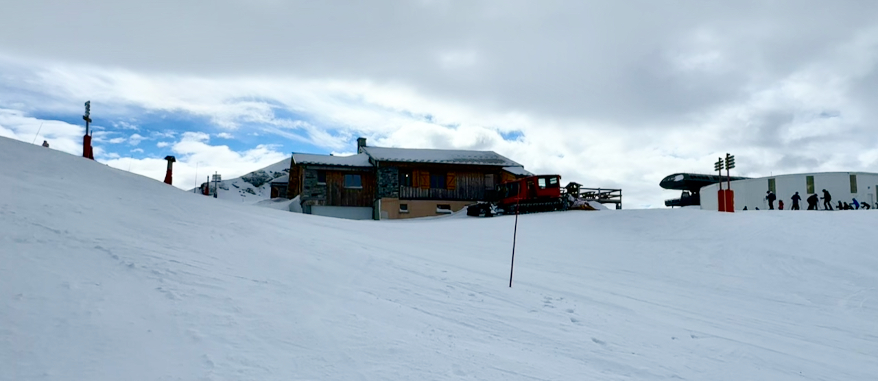 Side of ‘Restaurant le Mont de la Chambre’.