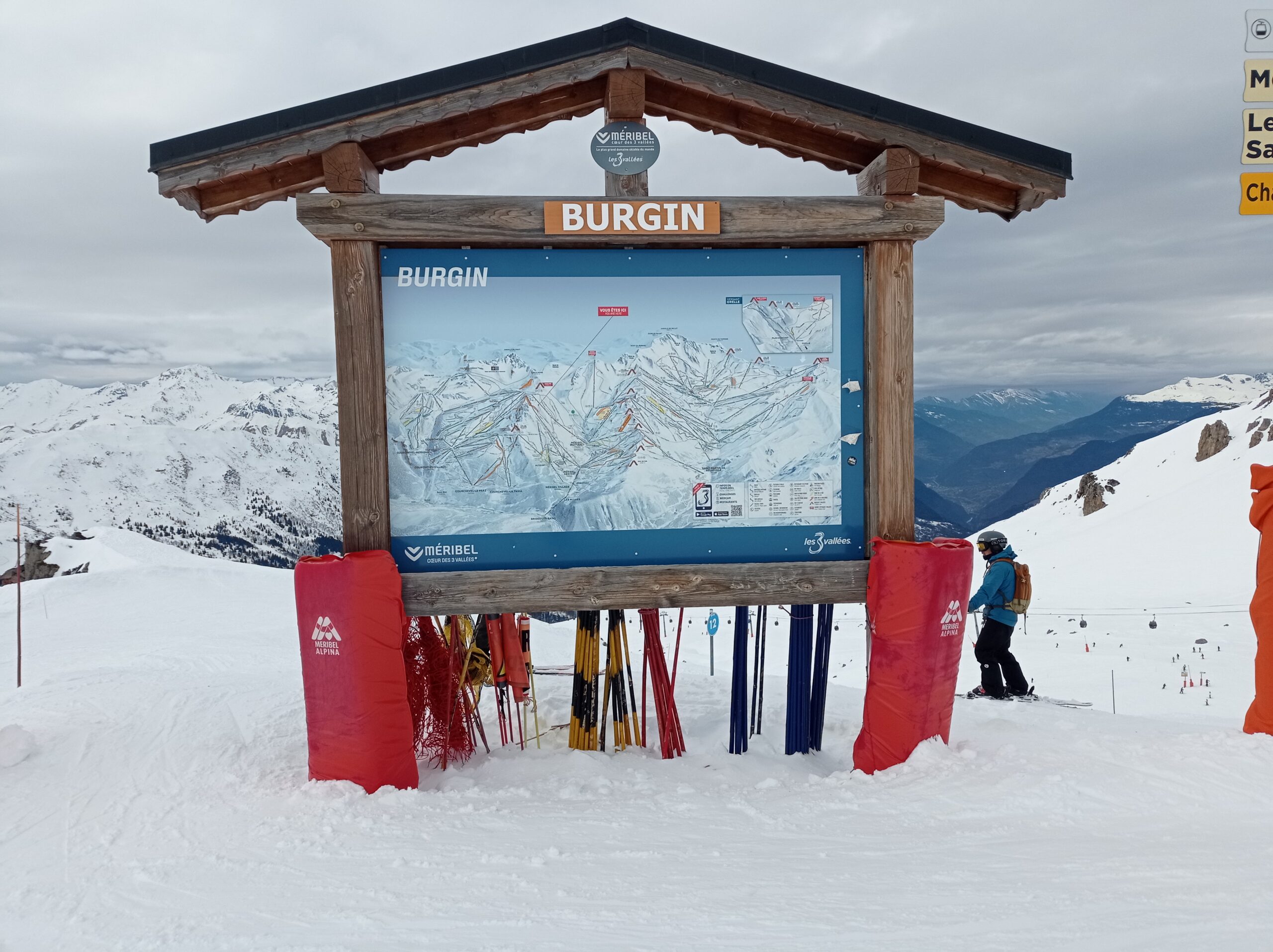 Ani's Moguls hide in plain sight behind this piste map at the junction of the Mauduit and Biche pistes. 