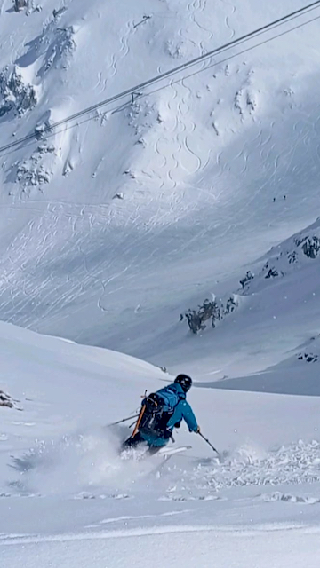 Riding the line. 
⛷️: GoodShitSkier
📷: Planker1
